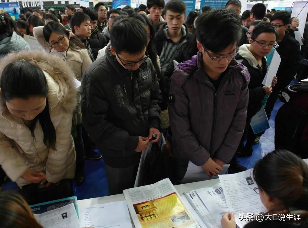 教育发展危机看大学生就业之困,大学生就业难应减少招生