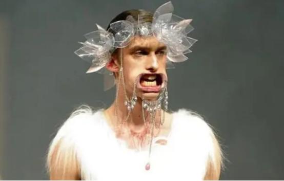 大牌时装秀，频繁暴露隐私部位，到底是追求潮流还是为了博眼球