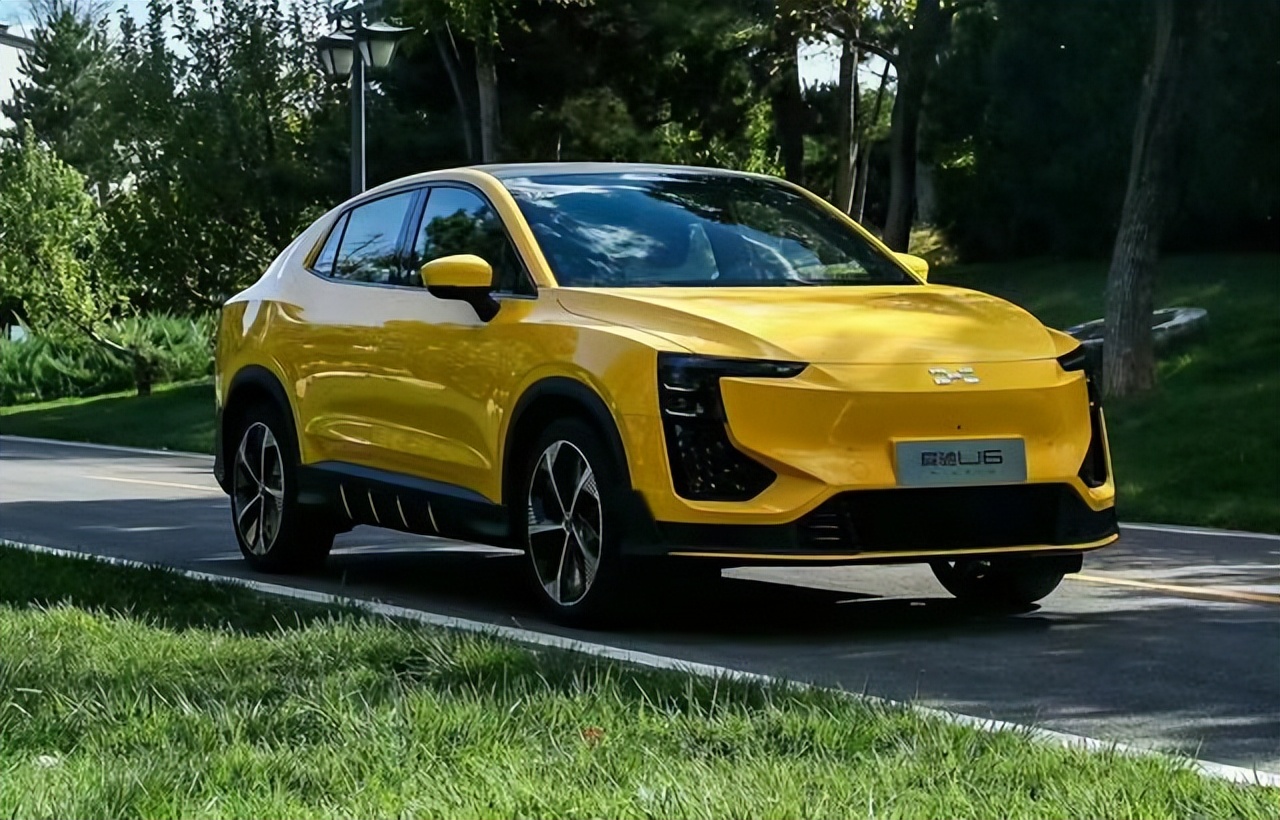 晚到却是“全球级”，扭转刚度3万牛米，连麦克风都是标配，22万