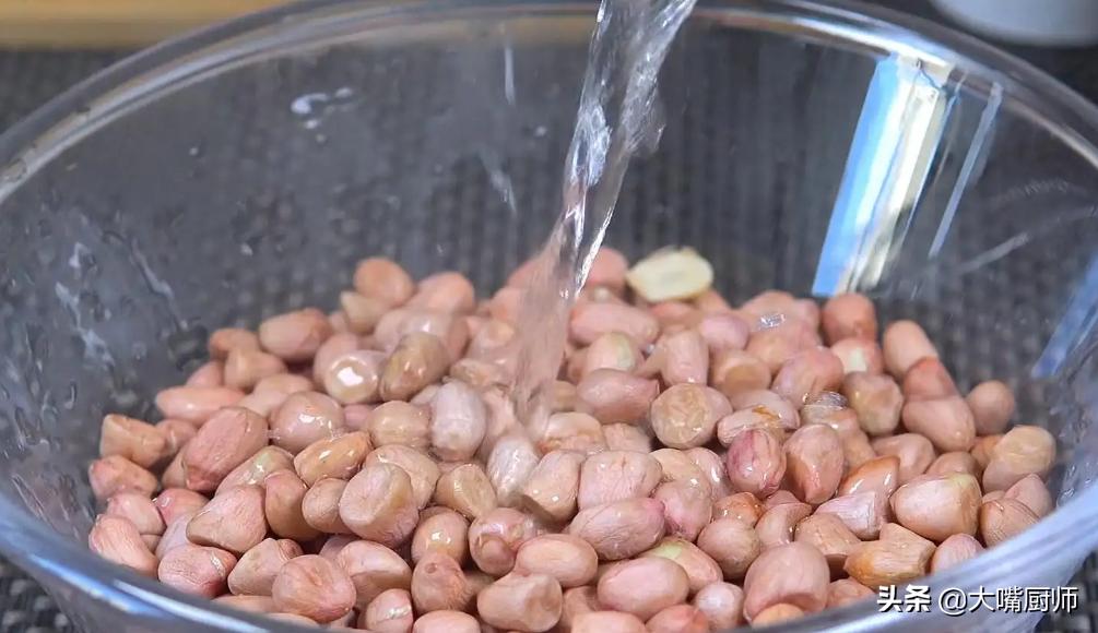 炒花生米不放油怎么又酥又脆,怎么干炒花生米不放油也不糊