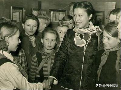 76年周总理遗体火化前，乔冠华抱棺痛哭：我来做您的儿子为您送行