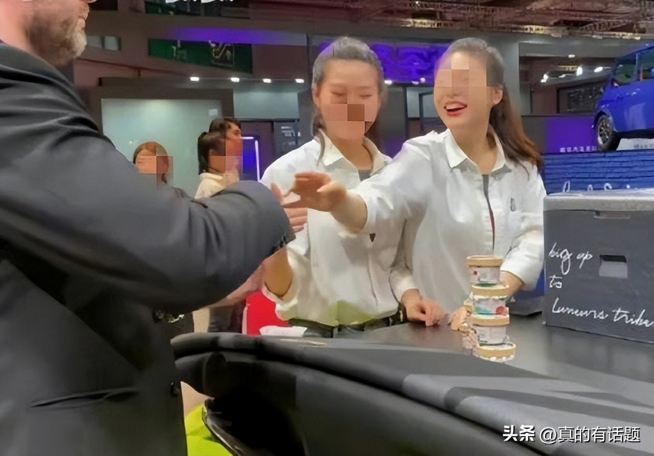 只给外国人发冰激凌的小姐姐,宝马mini给老外冰淇淋