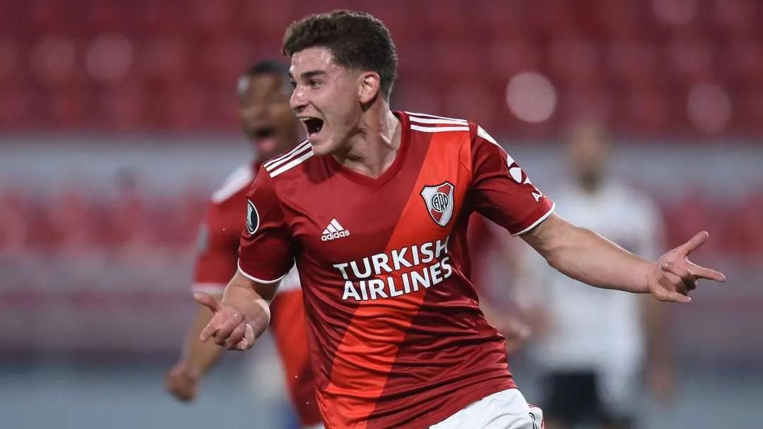 梅西拥抱阿尔瓦雷斯,梅西助攻阿尔瓦雷斯破门教练反应