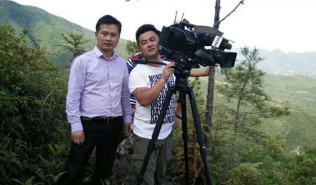 准岳父下跪求他离开女儿，决心创业进深山养鸡16年，带领村民致富