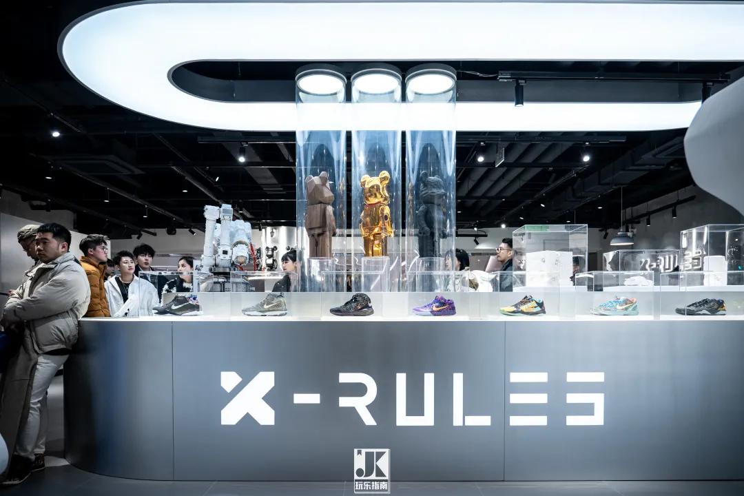 六位数玩偶、30万的AJ，免费送MOLLY，这家潮流店“很来事”