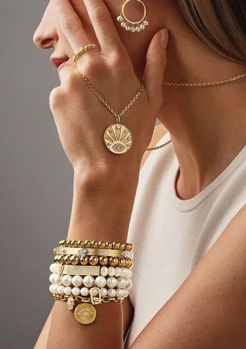 夏天担心藏不住“蝴蝶袖”？集齐明星博主教你“手镯转移*法大**”