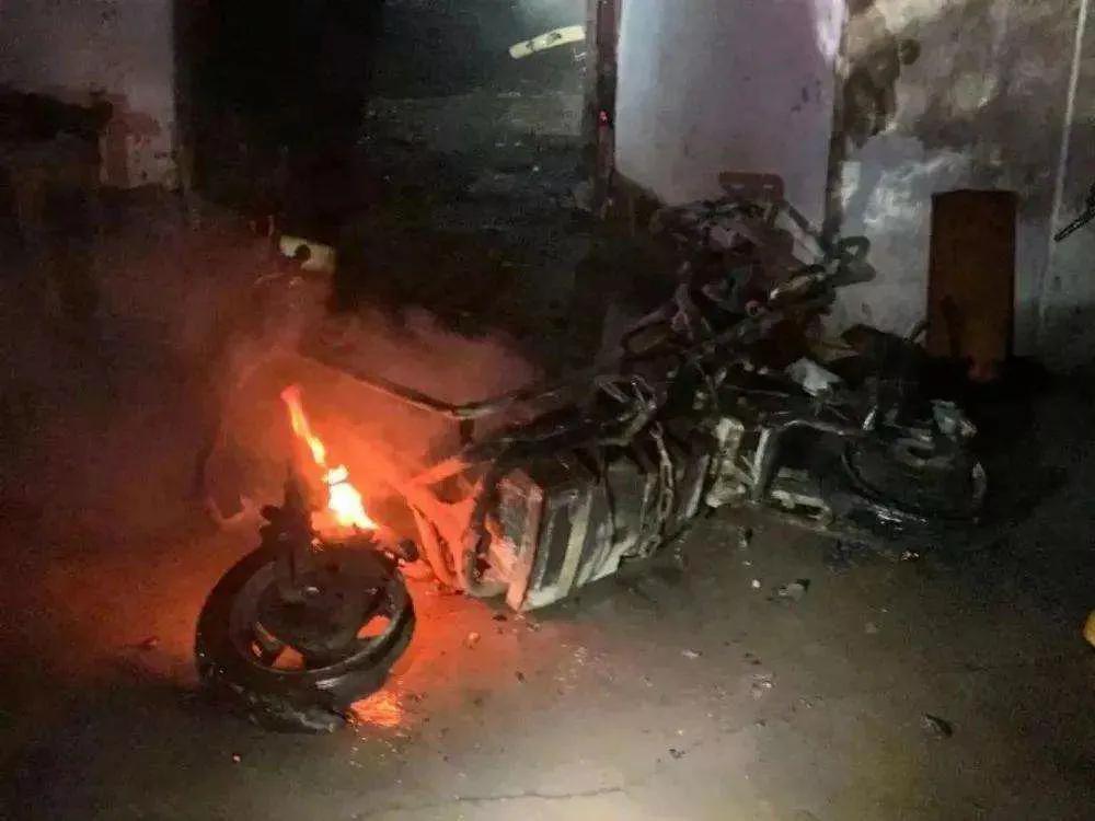 锂电池电动车自燃需要什么灭火器,锂电池电瓶车爆炸怎么灭火