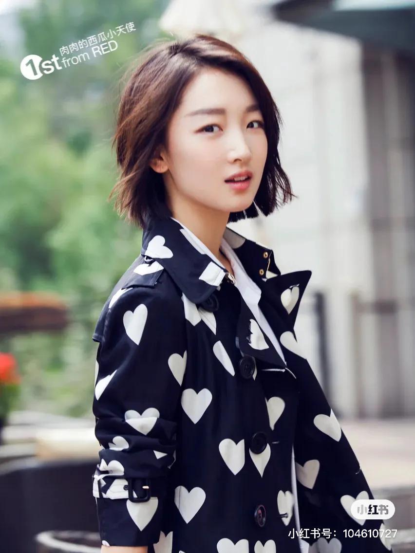 东方青年杂志社封面周冬雨,年轻花旦周冬雨