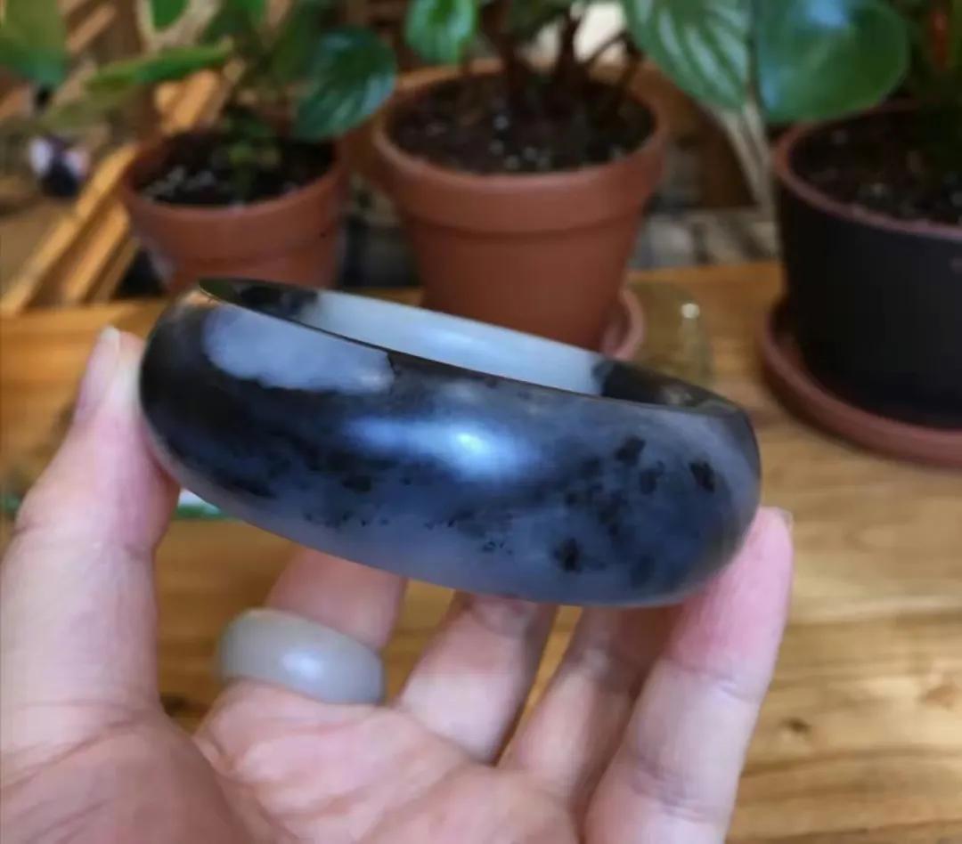 北京一女士花27000元买下的玉镯抠下标签后，没想到只值几百元了