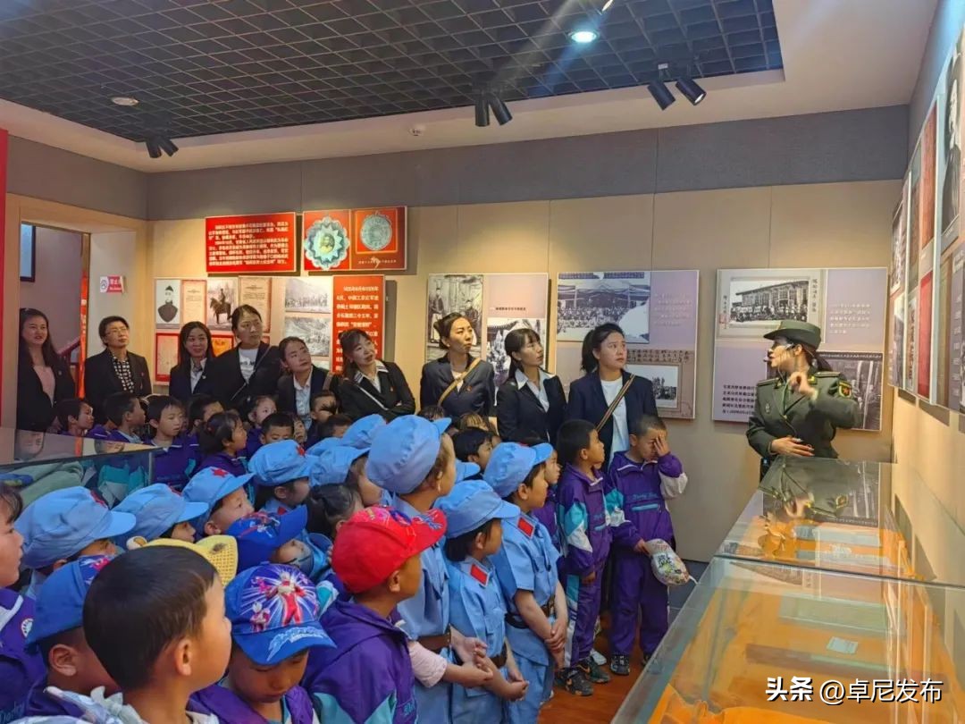 聆听红色故事传承红色精神幼儿园,参观红色教育基地的系列活动名称