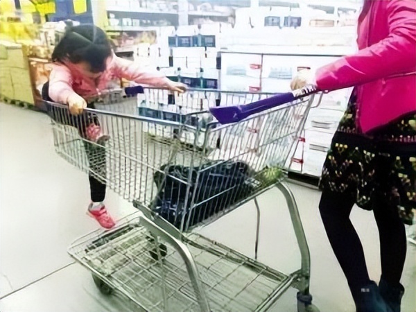 男孩站购物车推车内摔昏迷,小男孩摔下购物车后脑勺着地