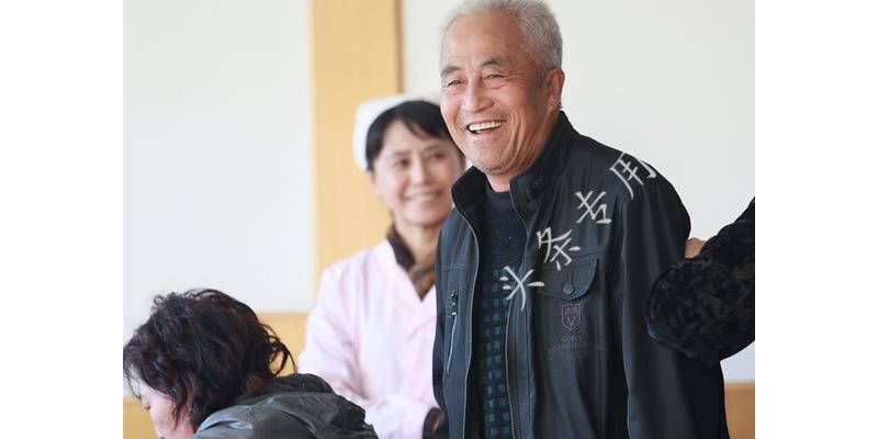 分家时大伯把烂滩地全给我爸,如今这里建高速,大伯肠子都悔青了