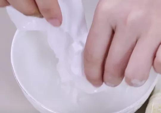 白色的鞋边脏了别用水洗，一个简单妙招，多脏的鞋边都能白净如新