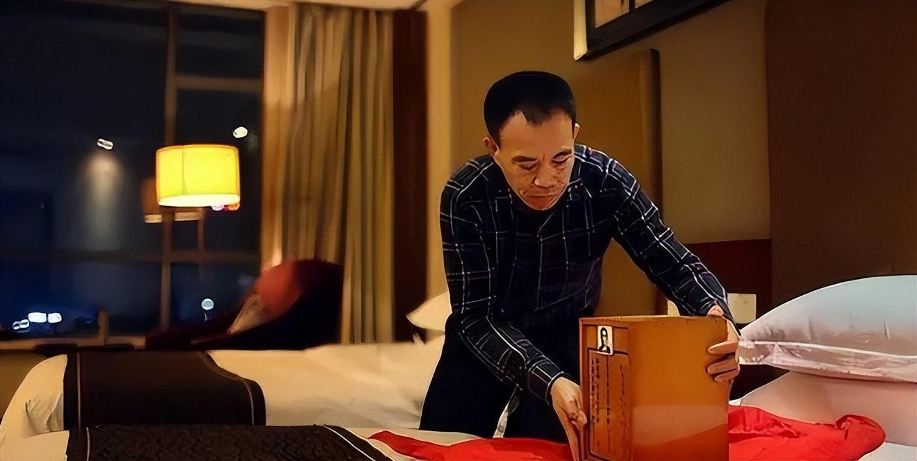 台湾“灵魂摆渡人”，20年间自费送200位老兵回家，感动海峡两岸