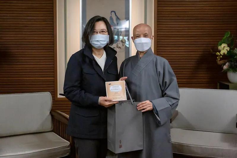 慈济感谢蔡英文协助买BNT，台媒体人质疑有猫腻：哪有人“感谢”对方让自己捐助