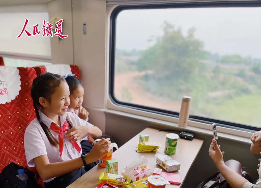 农冰村小学生终于坐上了中老铁路国际旅客列车!