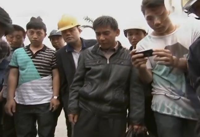 2013年，男孩与蟒蛇同居8年，蟒蛇趁人不注意跑到邻居女孩床上