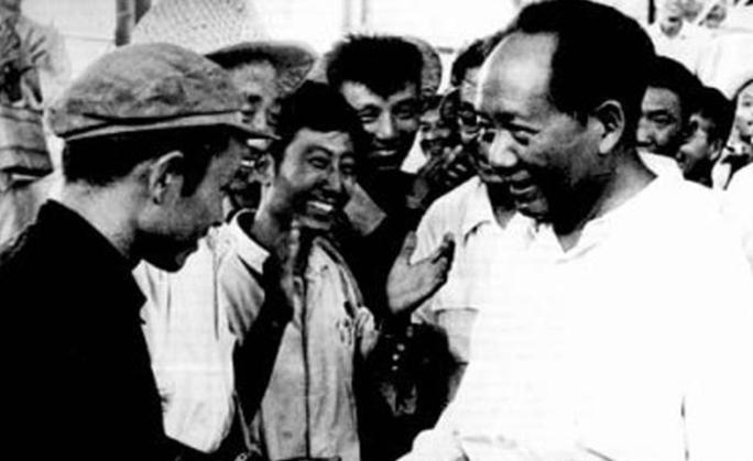 *先念李**抽雪茄，毛主席：先念，你有这么好的烟，怎么不早点拿出来