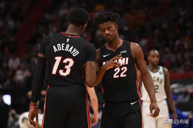 NBA晚报：詹姆斯与车王合照，獭兔给科比发短信，热巴怒撕球衣