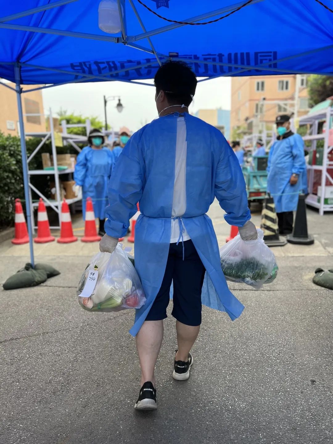 原地上岗，封管控小区里的居民自愿组成志愿者队伍