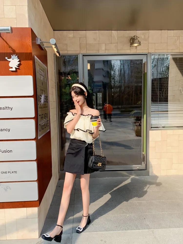 女孩子的天真无鞋在脚上