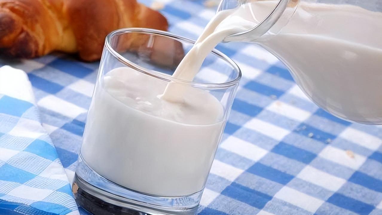 晚上喝牛奶禁忌,晚上喝牛奶致癌