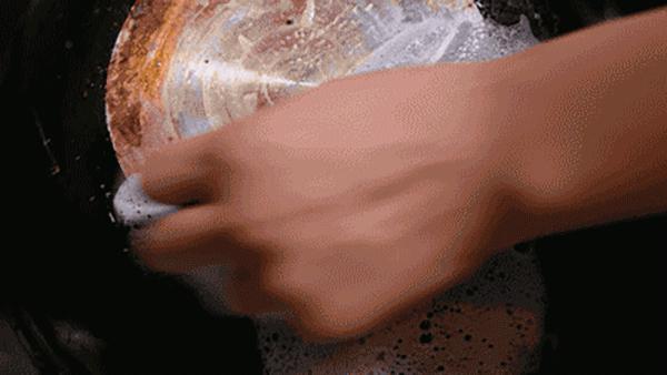 不锈钢锅烧糊了锅底怎么去黑如新,不粘锅锅底烧了发黄如何处理