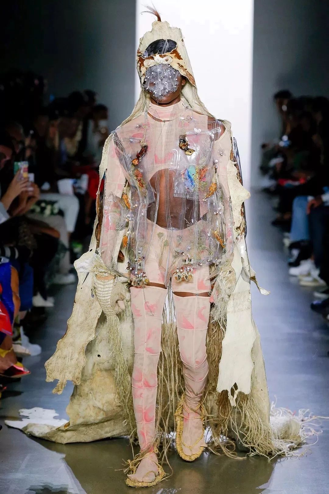 将鲜花封存,变成华服,玩转自然材料的日本设计师