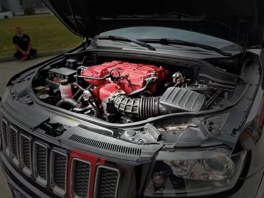 最新大切诺基srt8,最新版大切诺基srt8