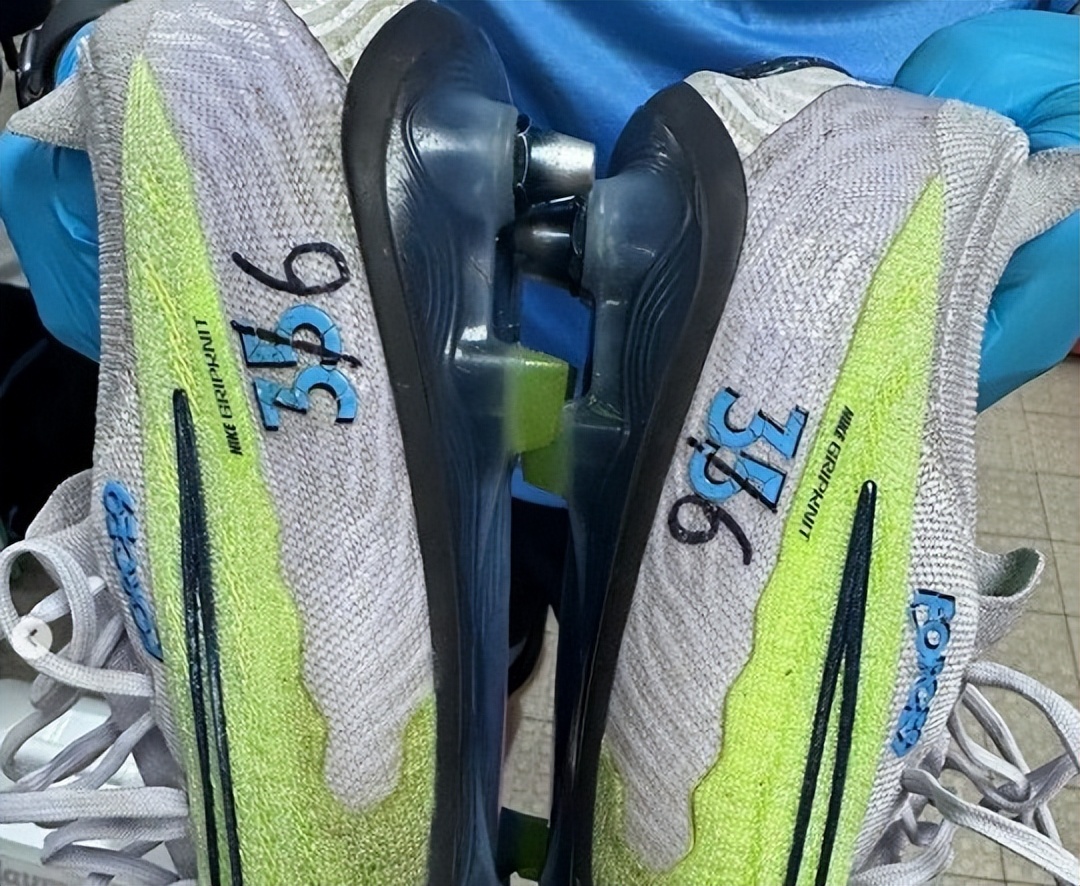 哈兰德足球鞋长钉,哈兰德踢球被铲