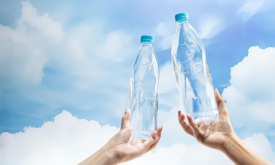 每分钟100万个塑料瓶被买走！蒙牛雀巢绿色变装挑战，物流来支招