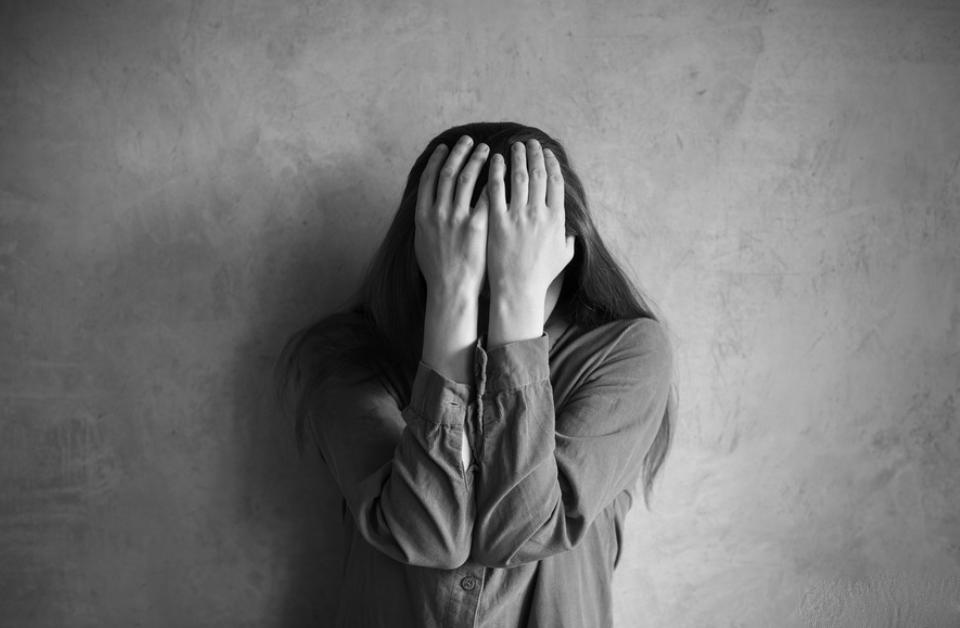 29岁女作家森林中好心指路，被15岁男孩性侵，律师：是她主动*引勾**