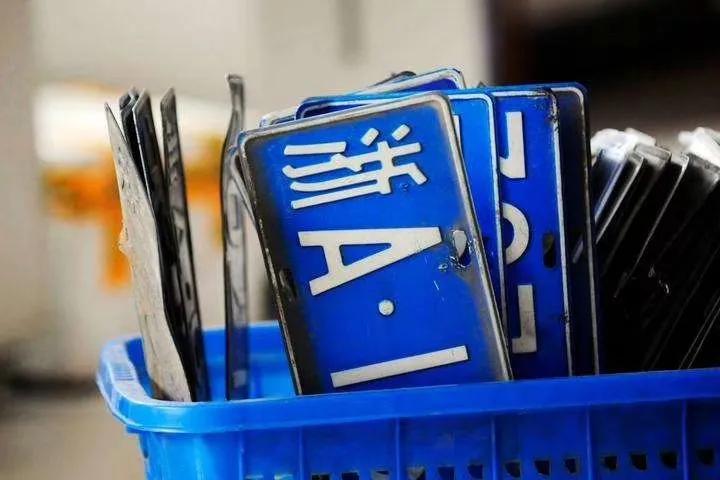 大人物痛斥北京汽车限购！胡锡进跟进，一家有一辆车，是基本权利