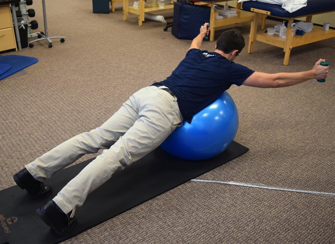 改善肩部疼痛的10个小练习