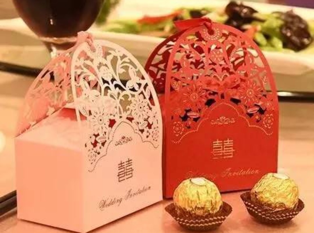 女子身上长虫医生拿镊子治疗,女子体内有蜱虫被医生拿镊子拔出