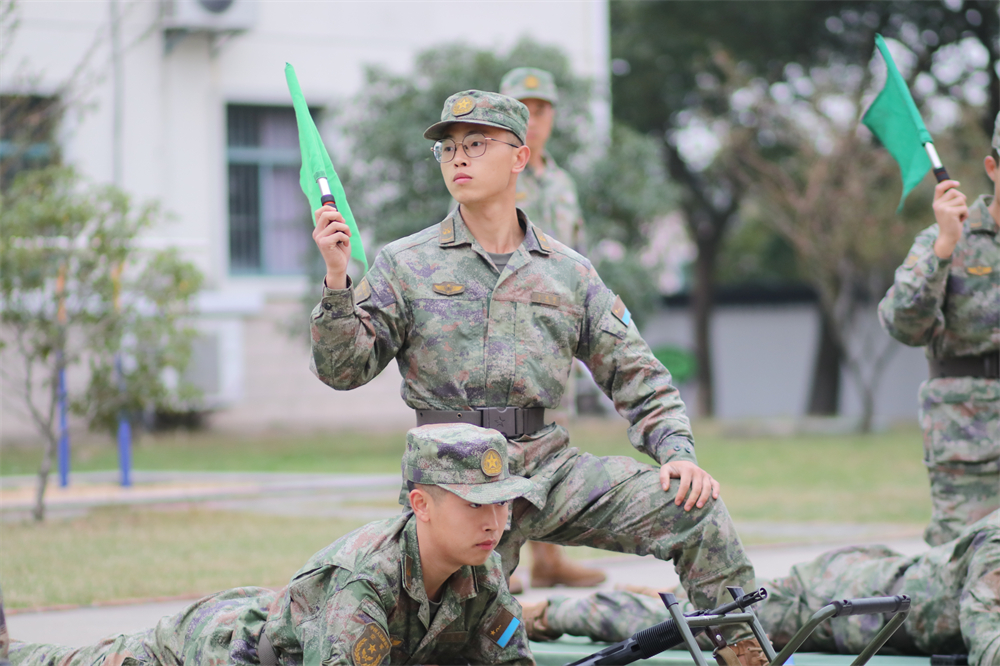 烎！硝烟阵阵！实弹射击砺尖兵