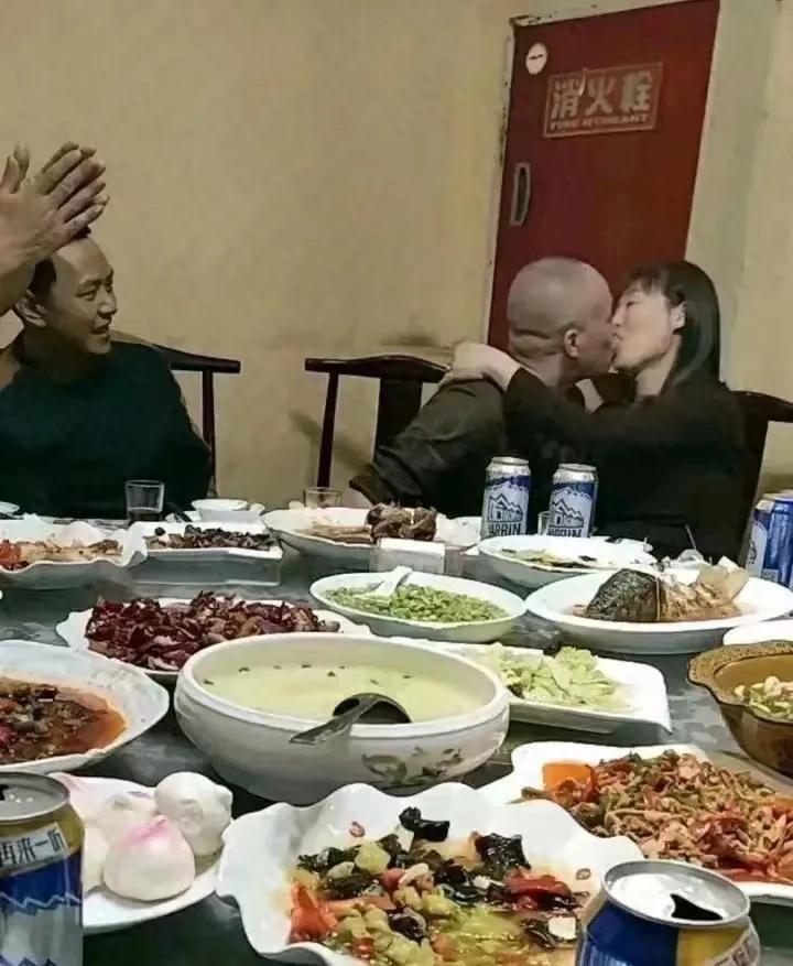 【视频流出】广东男子不知羞耻，现场与女同学拥吻自拍！