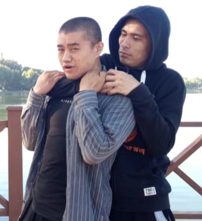 防身术绳子被勒住脖子怎么破解,女人被背后扼颈防身术