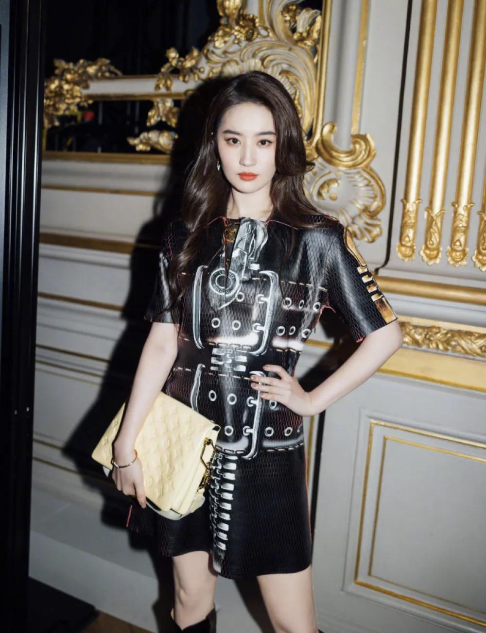 刘亦菲巴黎时装周造型,刘亦菲礼服红配绿时尚芭莎