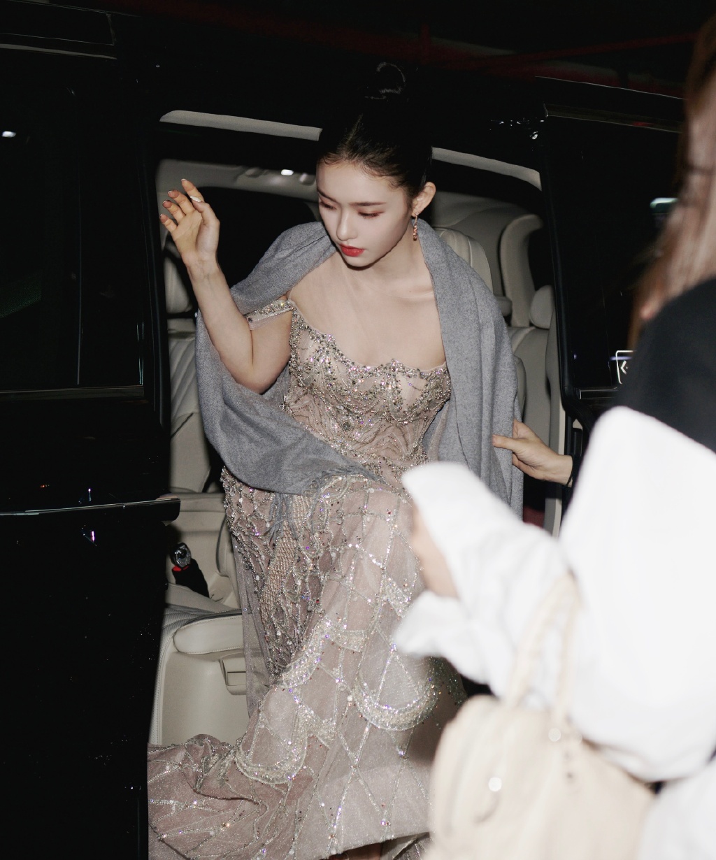 林允一袭黑色吊带深v长裙走红毯,林允粉色镂空长裙造型甜美清新