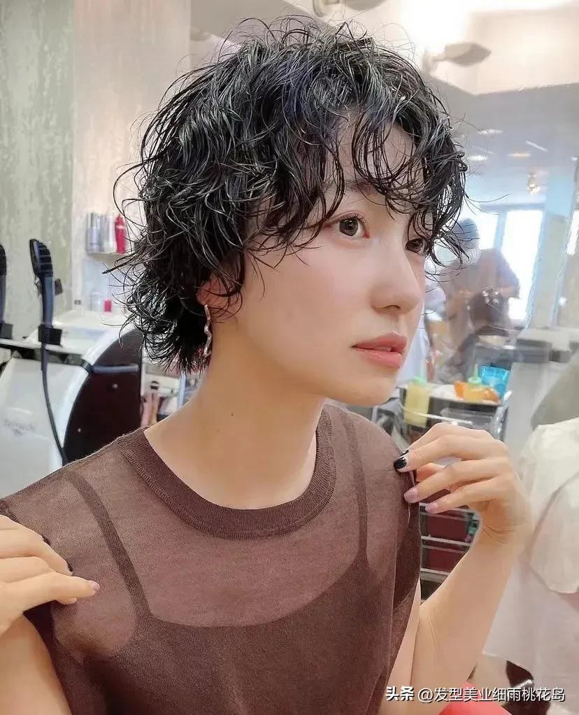显年轻洋气的烫短发,显脸小显年轻的短发