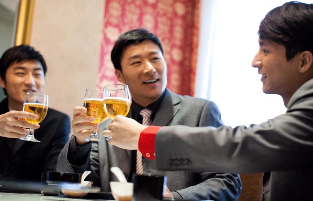 饭局上如何应对讽刺,饭局被人瞧不起