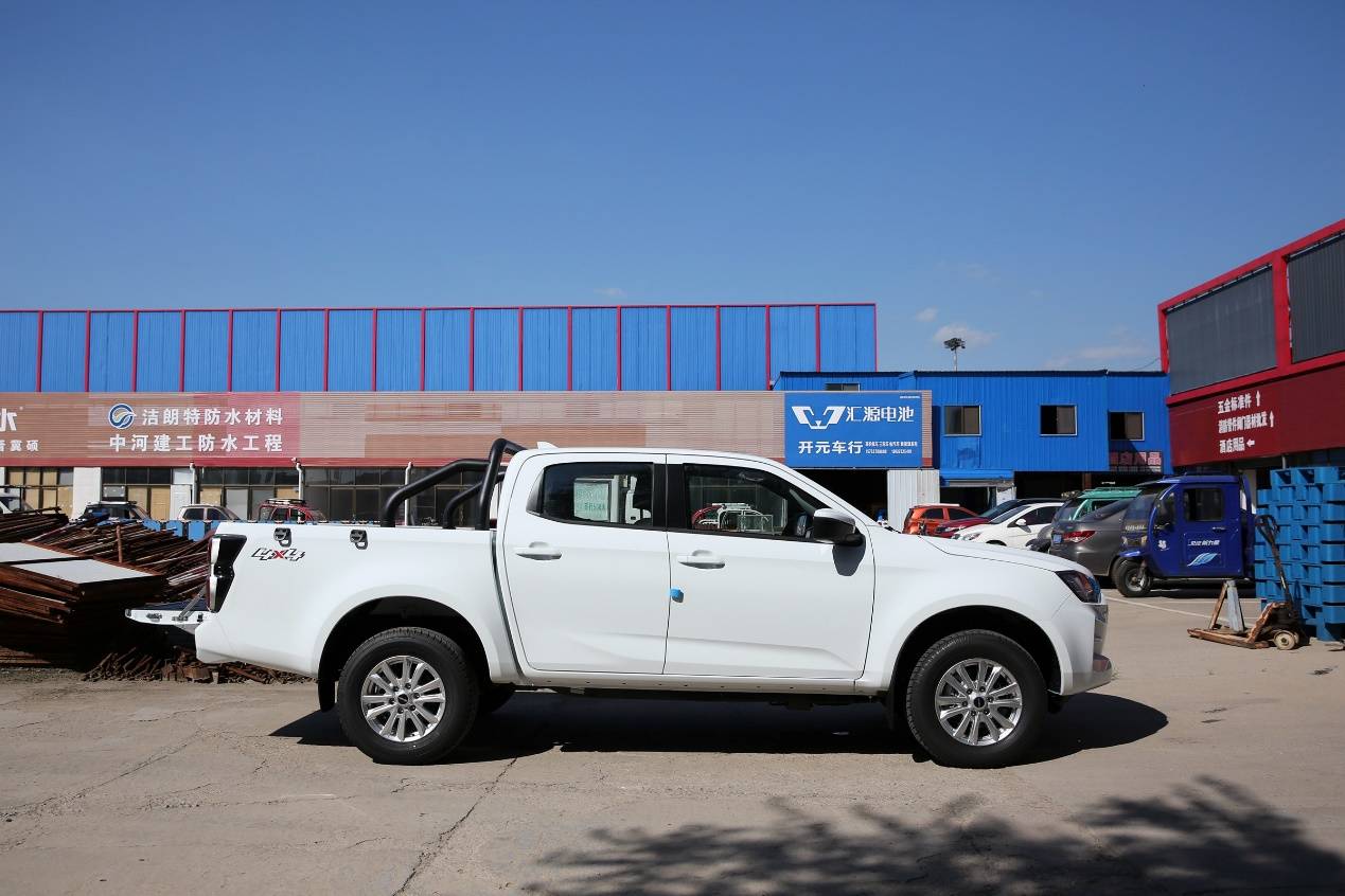 五十铃皮卡铃拓和d-max外观区别,五十铃皮卡铃拓2.5t四驱手动测试