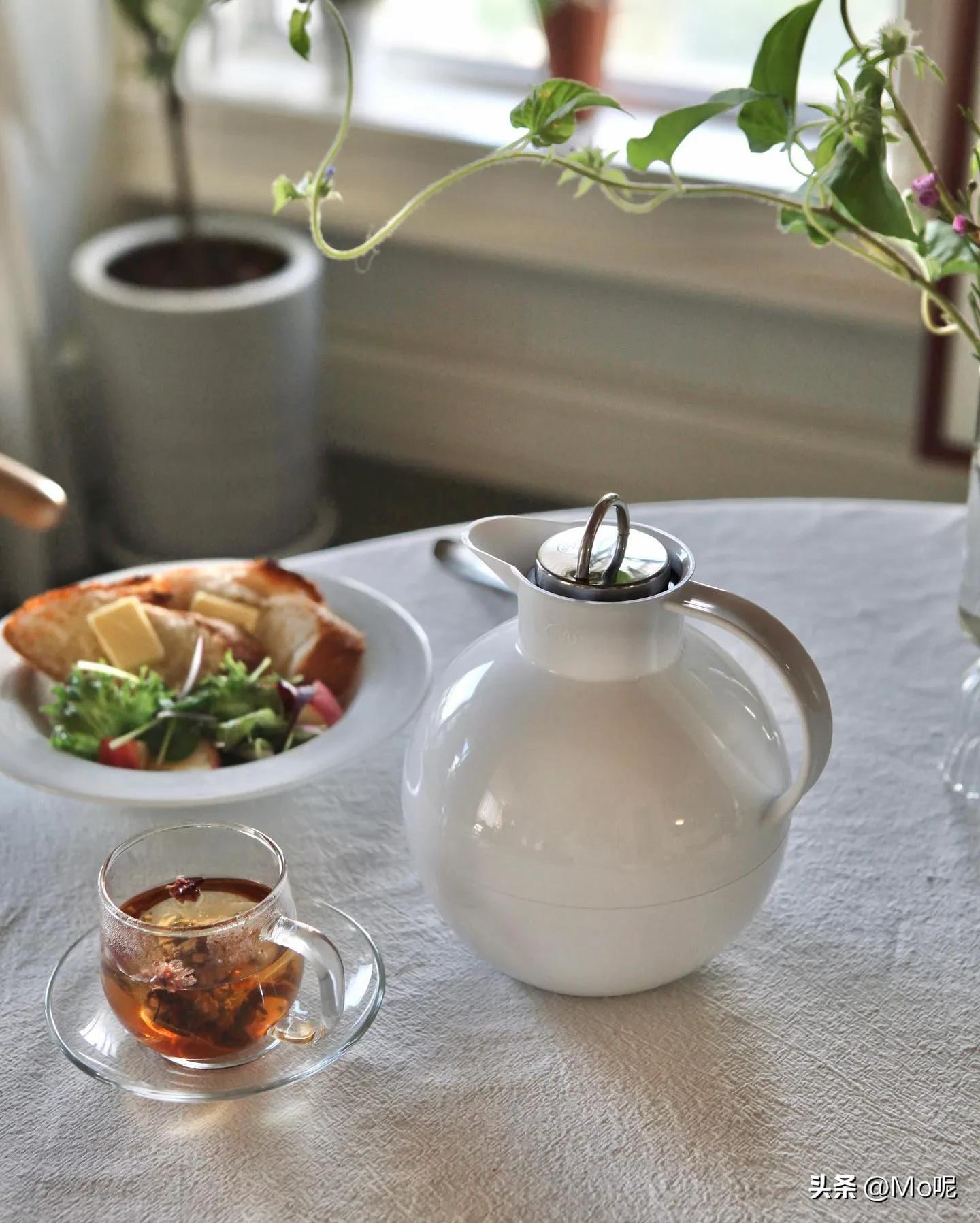 一群人靠着各种知识解决问题,一群人克服困难