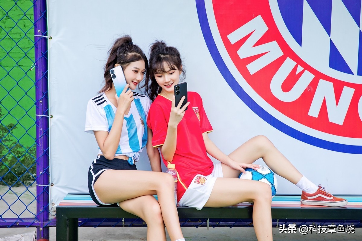 打扮成足球宝贝的美女,足球宝贝装扮