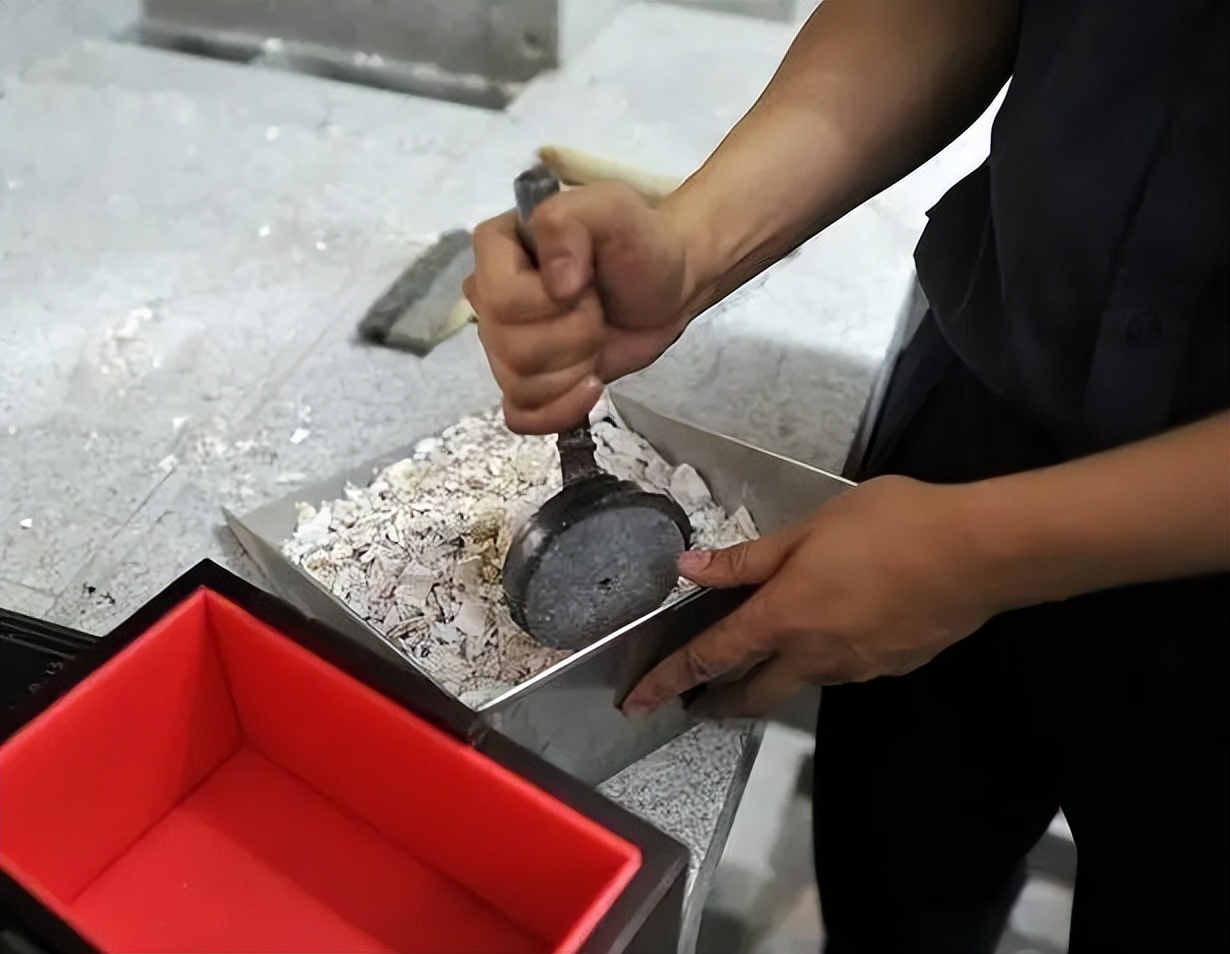 遗体被火化后为什么只剩下骨灰,遗体火化后为什么没有牙齿