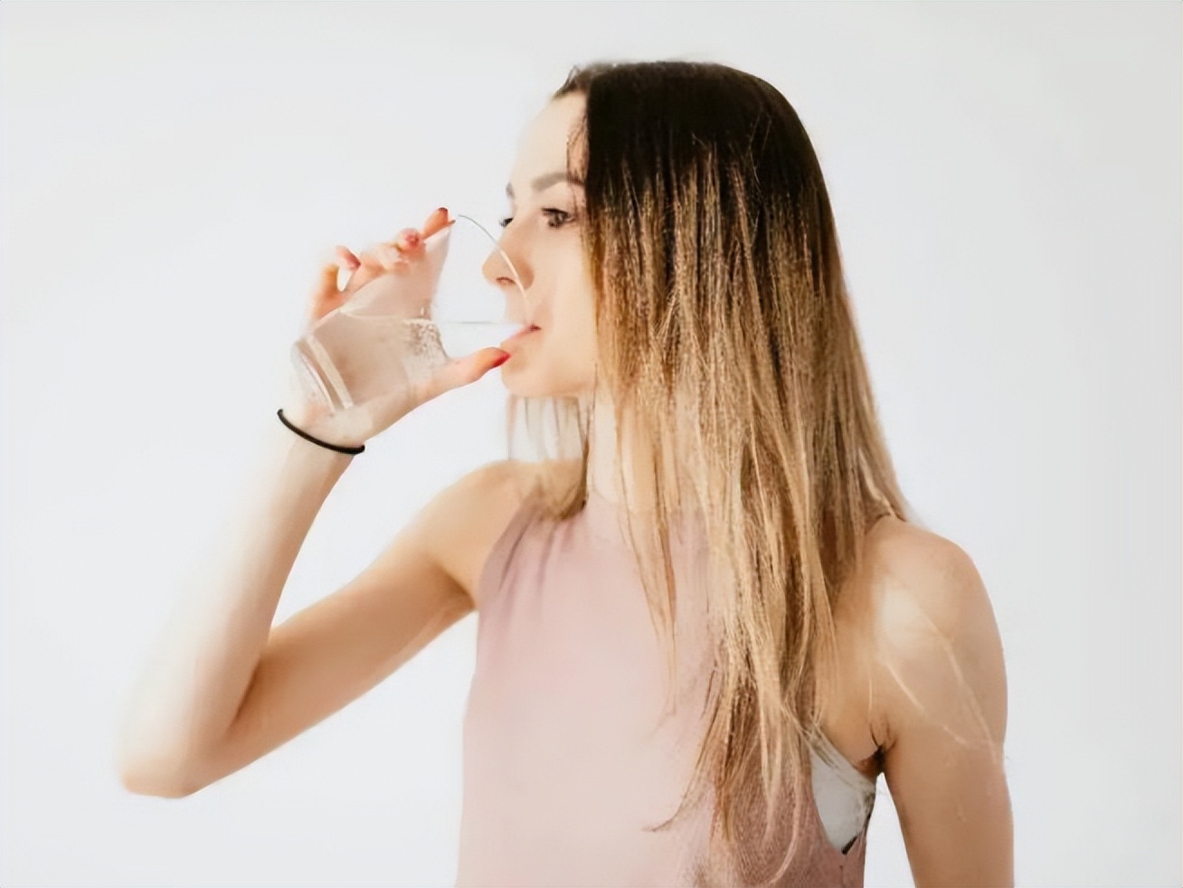 空腹喝水比不吃早餐危害还大,早晨空腹喝水危害比不吃早餐大