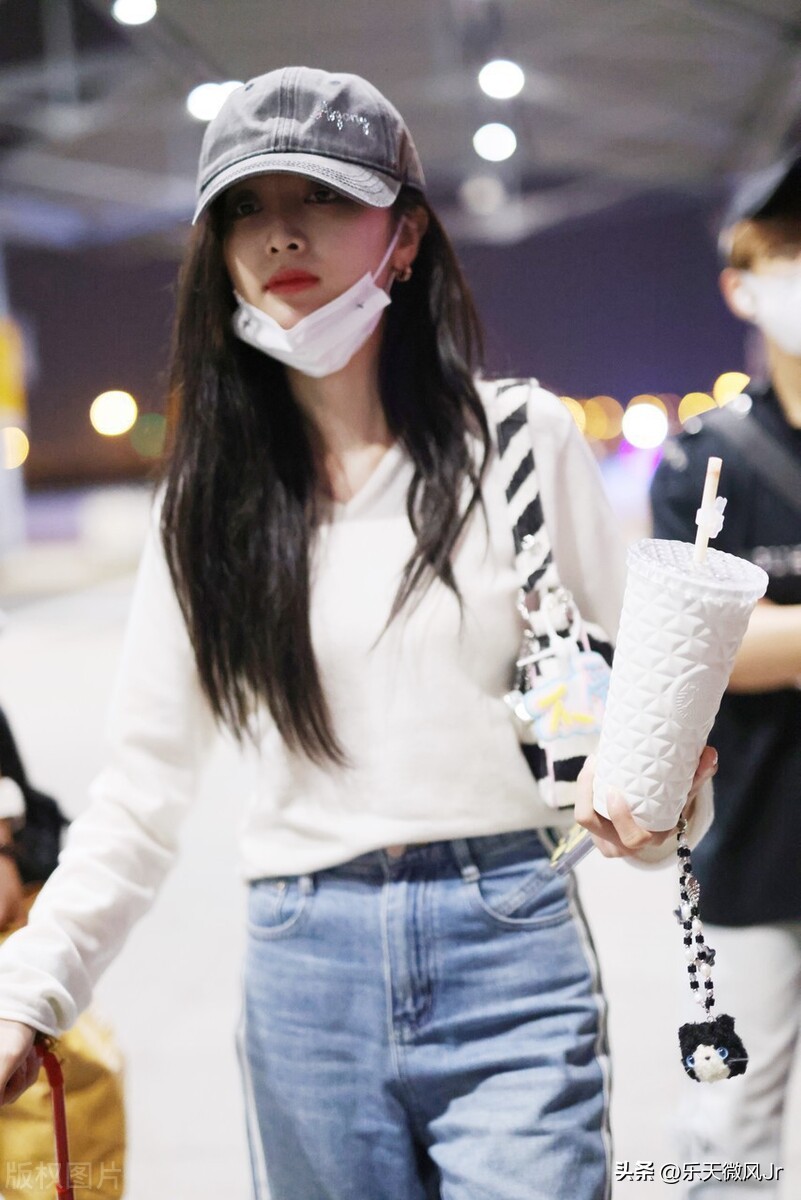 吴宣仪白色长袖上衣+阔腿牛仔裤+棒球帽随性简约