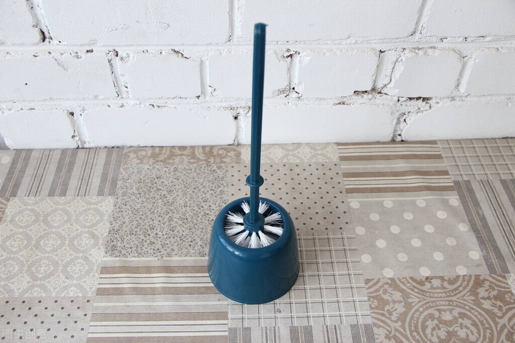 马桶堵了？用上一个塑料袋就能快速疏通，不用花上百元请师傅掏