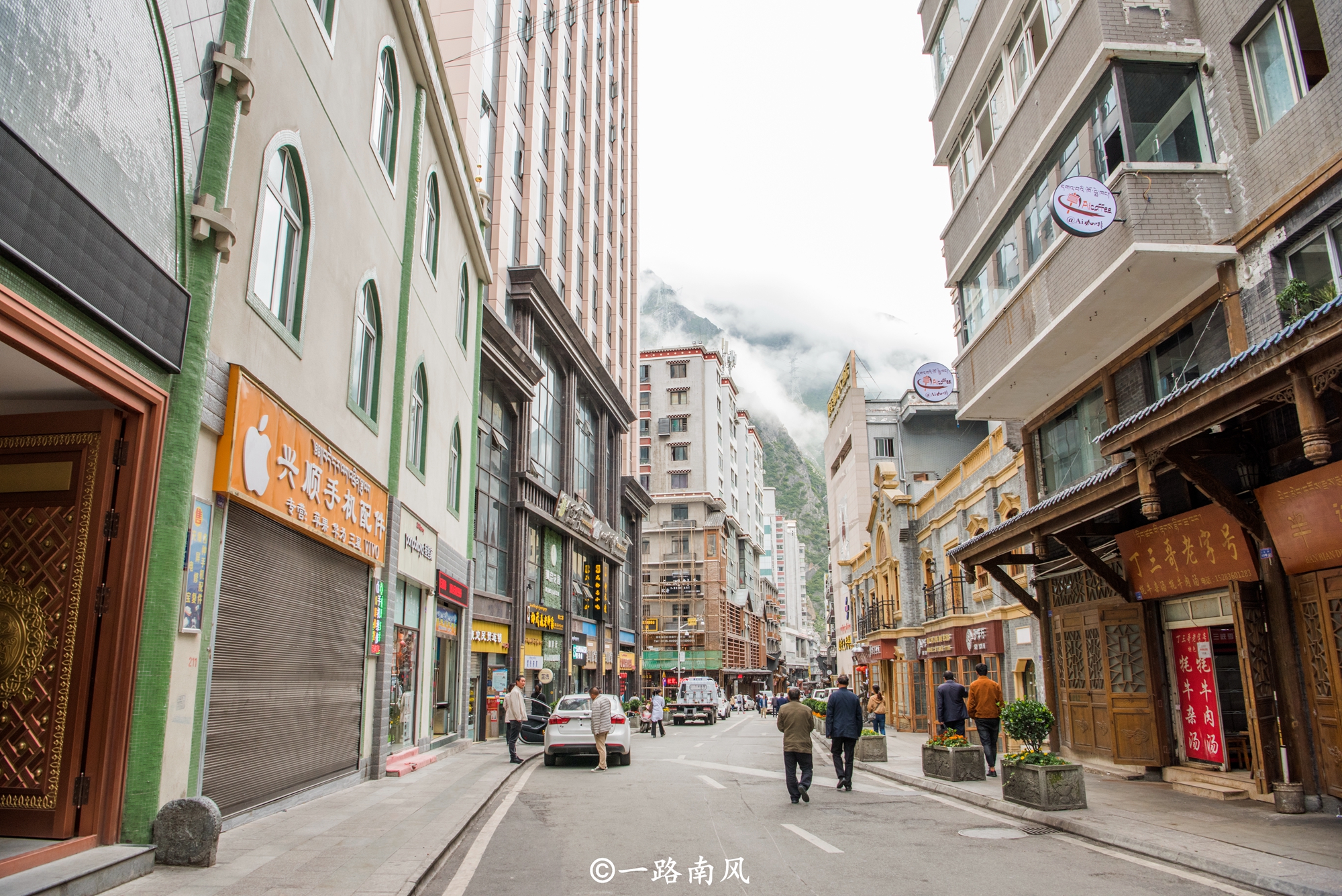 海拔2560米的四川康定城,环境不输云南丽江,游客却并不多